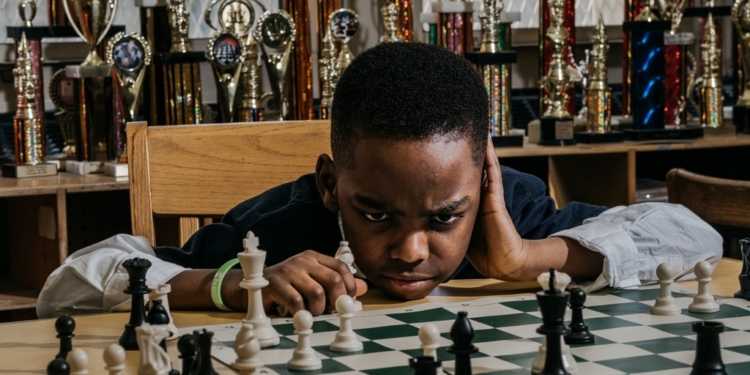 8-летний нигерийский беженец, живущий в приюте для бездомных, выиграл чемпионат по шахматам штата Нью-Йорк в своей категории
