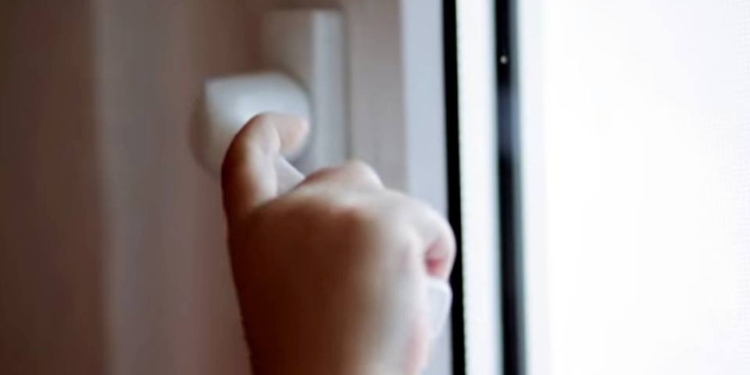 В Николаеве трехлетний мальчик выпал из окна