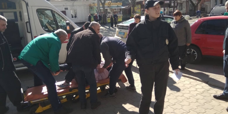 В Николаеве неизвестные повредили агитпалатки Вилкула и сломали ногу женщине-агитатору