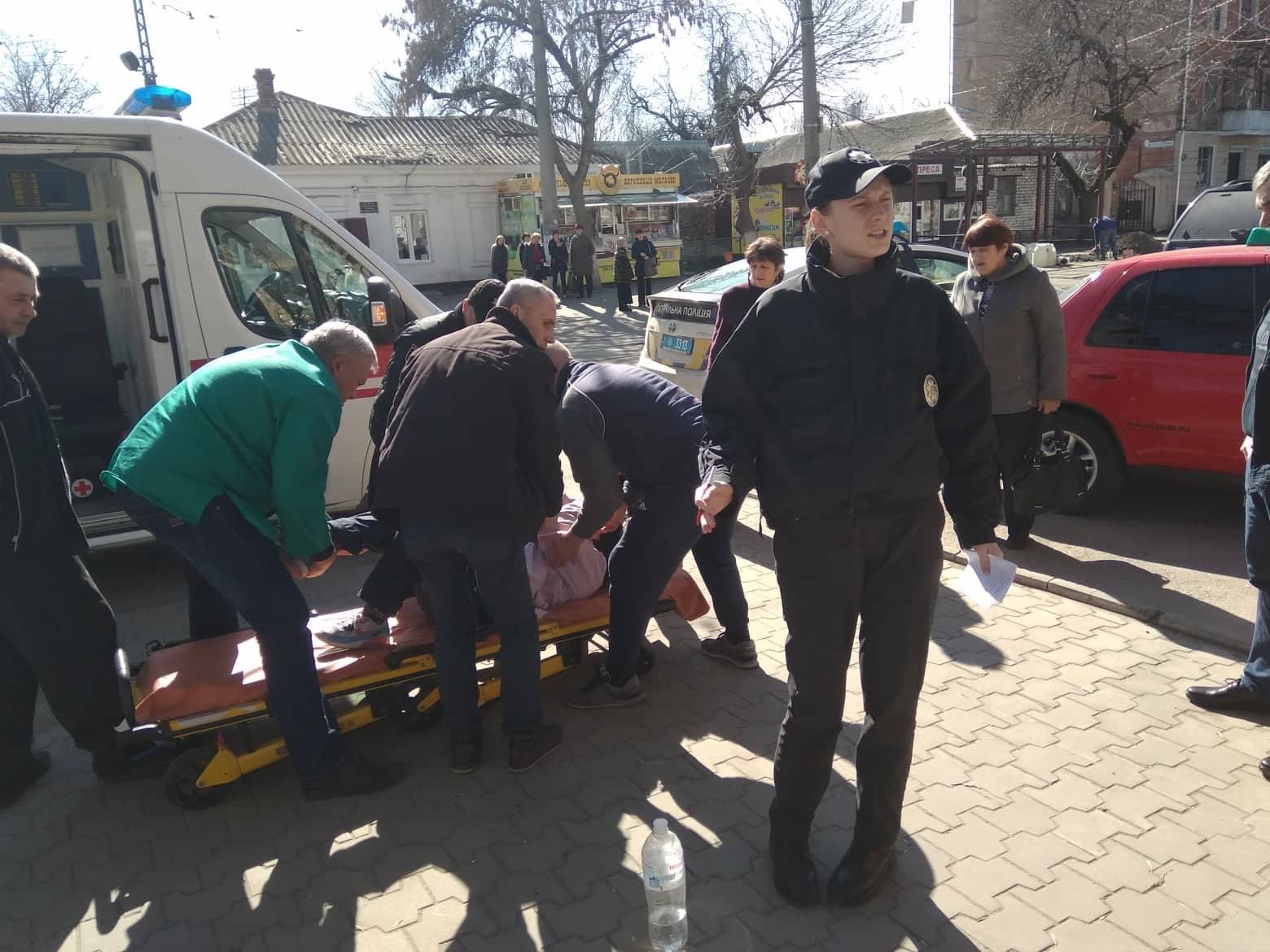 В Николаеве неизвестные повредили агитпалатки Вилкула и сломали ногу женщине-агитатору