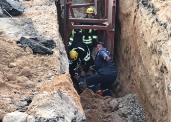 ЧП на производстве: в Николаеве при ремонте канализационного коллектора рабочий сломал ногу