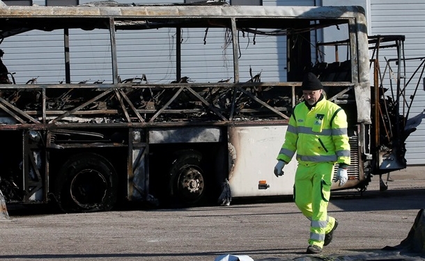 Кошмар. В Италии мужчина умышленно поджог угнанный с 51 ребенком школьный автобус