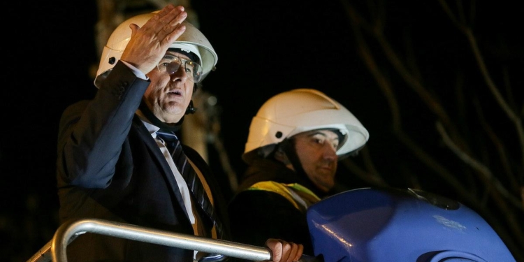 Мэр румынской Тимишоары Николае Робу перерезал уличные телевизионные и Интернет-кабели в центре города