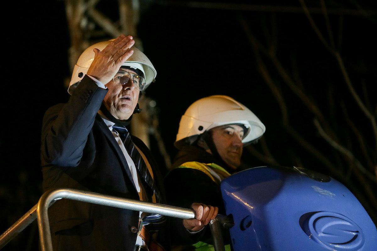 Мэр румынской Тимишоары Николае Робу перерезал уличные телевизионные и Интернет-кабели в центре города