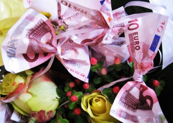 Никто б из нас не отказался. Жители испанской деревушки получили от неизвестного благодетеля конверты с деньгами