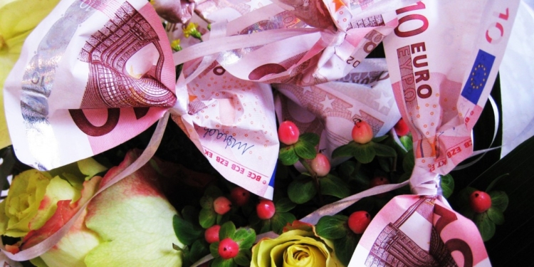 Никто б из нас не отказался. Жители испанской деревушки получили от неизвестного благодетеля конверты с деньгами