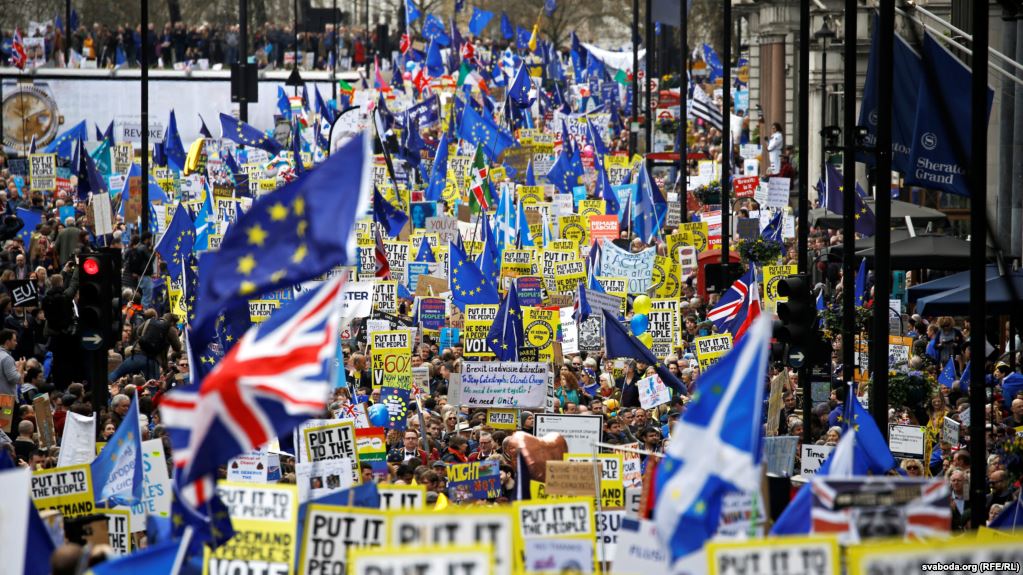 В Лондоне сотни тысяч людей требовали провести новый референдум по Brexit 1