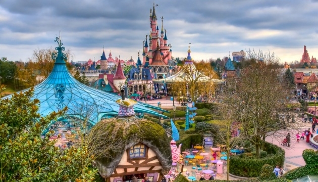 Люди напуганы: в парижском Диснейленде шум сломавшегося эскалатора приняли за теракт