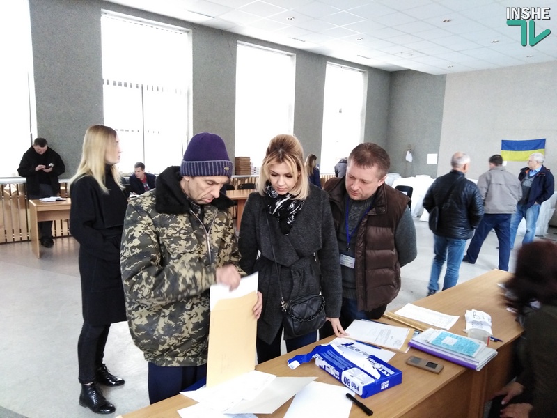 Окружкомы в Николаеве получают бюллетени для голосования 31 марта 1