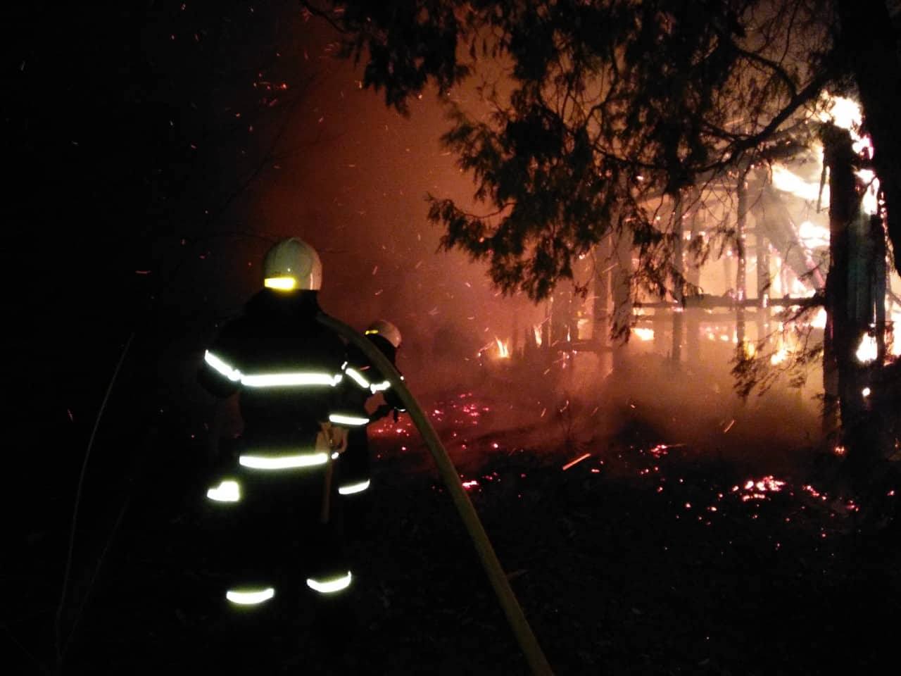 В Очакове сгорел деревянный домик