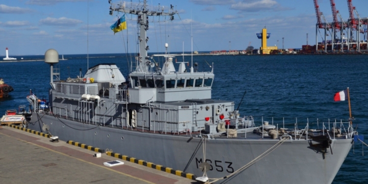 Украинские курсанты проходят стажировку на французском минном тральщике