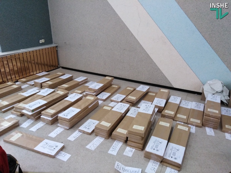 На Николаевщине окружкомы начали передавать бюллетени участковым избирательным комиссиям 1