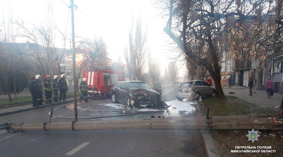 Машина – в хлам, и электроопора повалена: в Николаеве несовершеннолетний без спросу взял у папы машину покататься 2