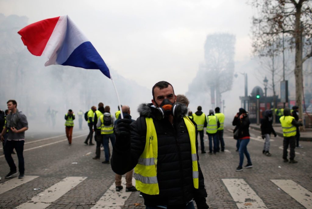 «Желтые жилеты» в 20-й раз вышли на протест во Франции – в результате столкновения с полицией есть пострадавшие 1