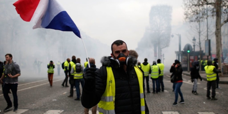 «Желтые жилеты» в 20-й раз вышли на протест во Франции – в результате столкновения с полицией есть пострадавшие