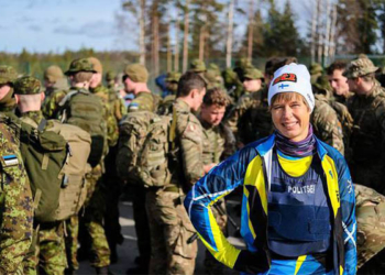 Не каждому под силу: президент Эстонии вместе с военными поучаствовала в 30-километровом марш-броске