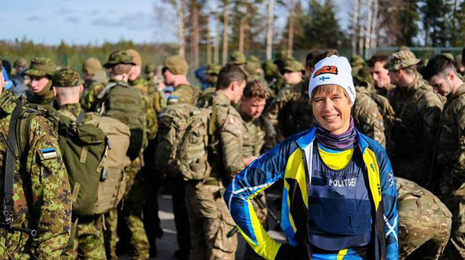 Не каждому под силу: президент Эстонии вместе с военными поучаствовала в 30-километровом марш-броске