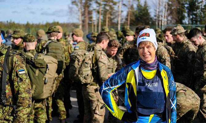 Не каждому под силу: президент Эстонии вместе с военными поучаствовала в 30-километровом марш-броске 1