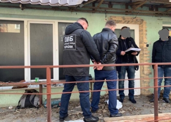 В Николаеве на взятке задержали полицейского, который заставлял предпринимателей продавать контрабандные сигареты