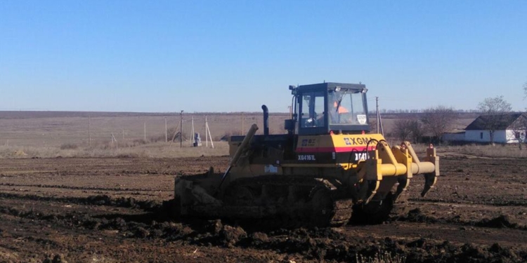 На Николаевщине начали готовиться к ремонту многострадальной Н-14 «Николаев-Кропивницкий»: ровняют площадку под бетонно-смесительный узел