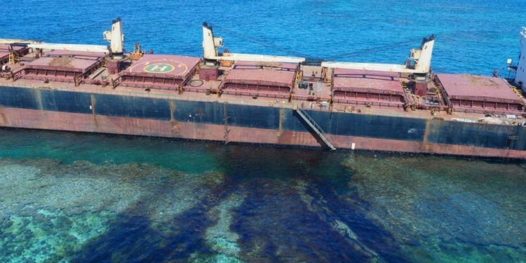 Самому большому коралловому острову на Земле грозит экологическая катастрофа из-за севшего на мель судна