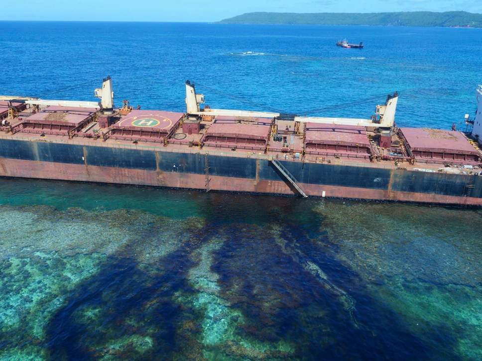 Самому большому коралловому острову на Земле грозит экологическая катастрофа из-за севшего на мель судна 1