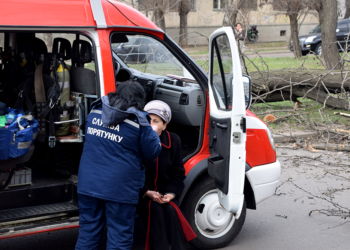 По вчерашнему падению дерева на маршрутку в Николаеве, в результате чего пострадали дети и водитель, полиция открыла уголовное производство