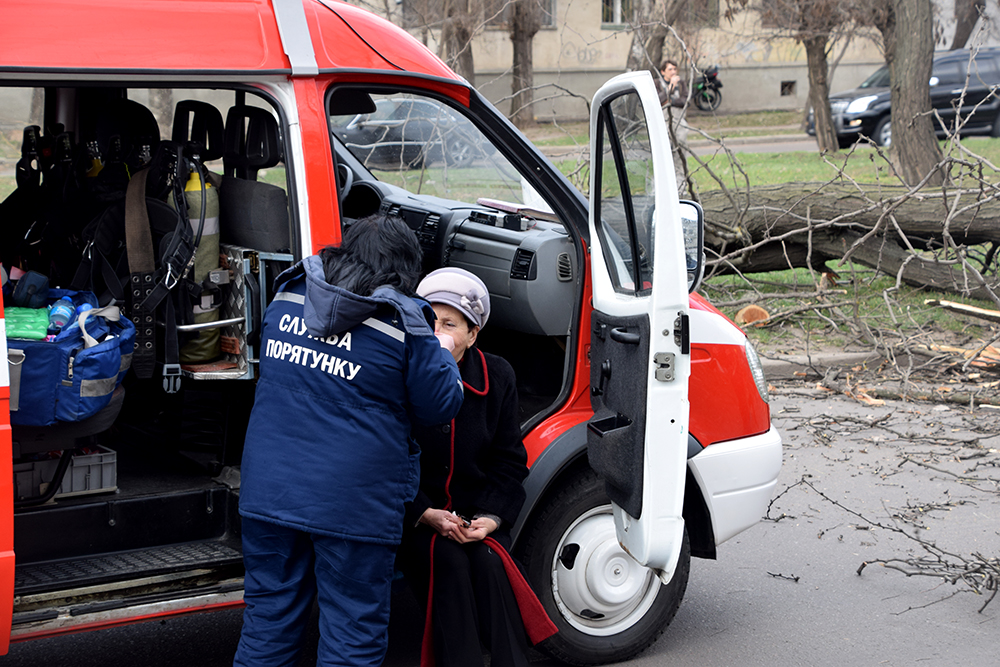 По вчерашнему падению дерева на маршрутку в Николаеве, в результате чего пострадали дети и водитель, полиция открыла уголовное производство 1