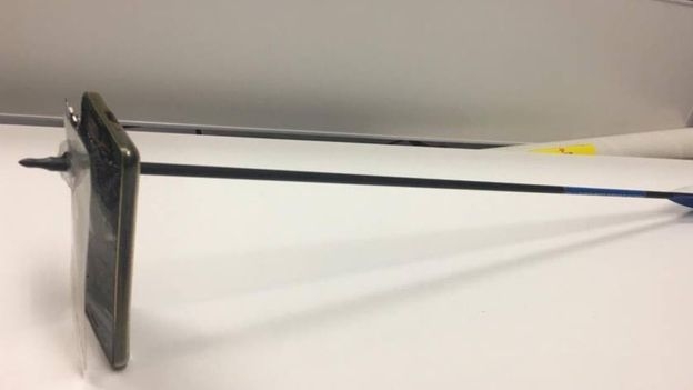 Смартфон спас жизнь хозяина, в которого выстрелили из лука