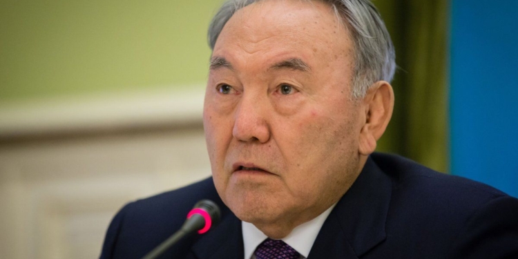 Обновлено. Назарбаев сложил полномочия президента Казахстана