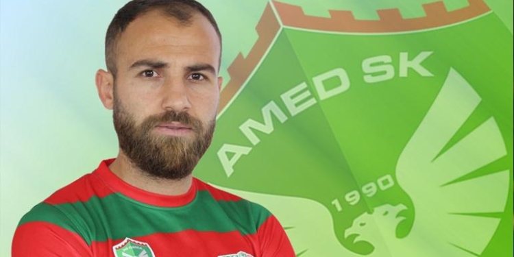 Турецкий футболист пронес на поле лезвие и резал соперников во время матча