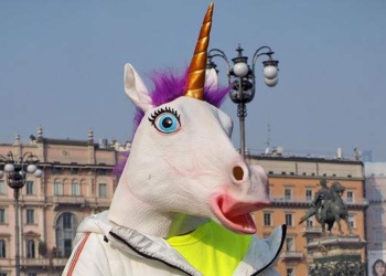 В США мужчина в костюме единорога попытался ограбить магазин