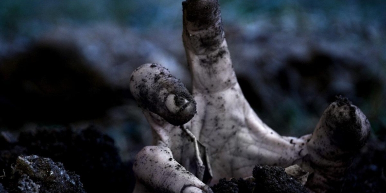 Жительница США требует от кладбища 5 миллионов за то, что провалилась в родительскую могилу