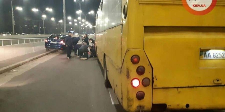 В Киеве маршрутка проехала на красный свет и сбила группу пешеходов