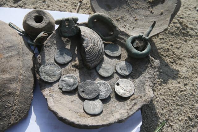 В Киеве на Подоле обнаружили клад древнеримских монет 5
