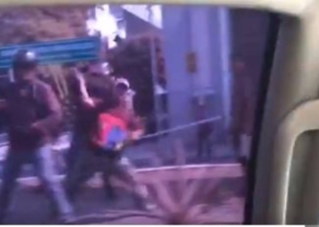 В Венесуэле авто Гуайдо забросали камнями и петардами