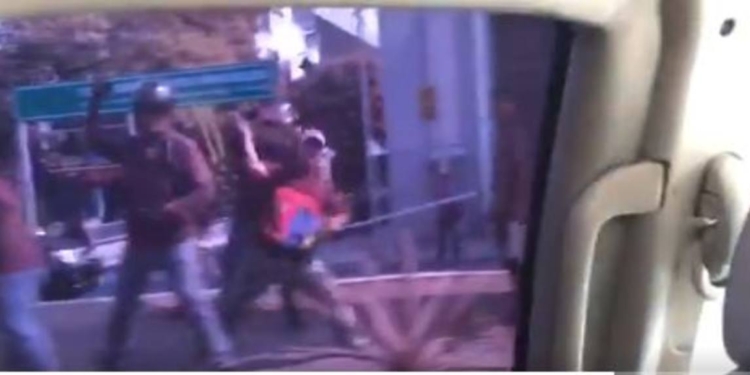 В Венесуэле авто Гуайдо забросали камнями и петардами