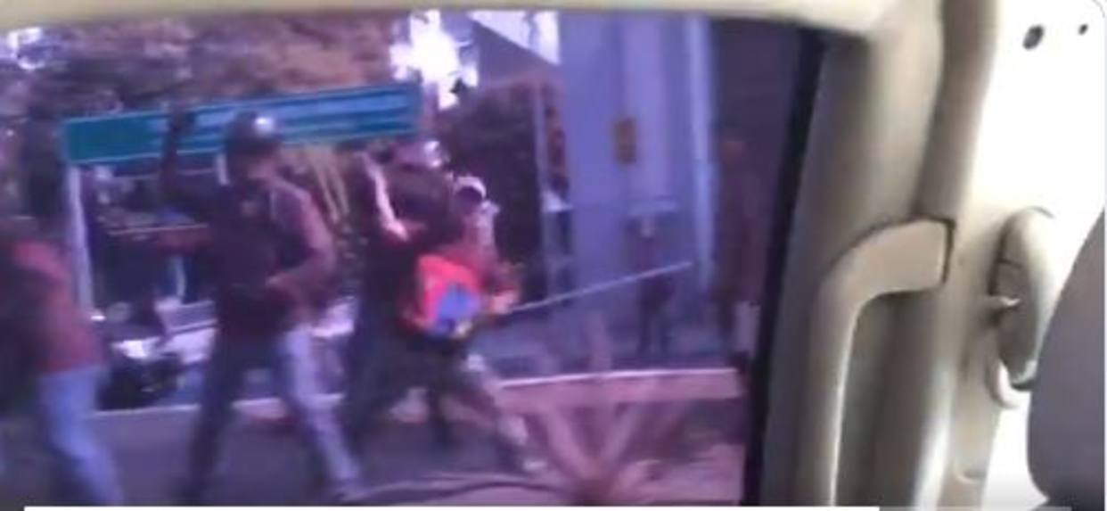 В Венесуэле авто Гуайдо забросали камнями и петардами