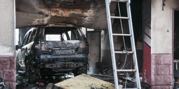 В Киеве из-за воспламенения машины во время ремонта сгорела СТО