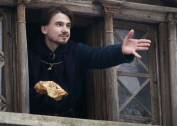 «Блины полетели». В России на Масленицу блины швыряли из окна в толпу