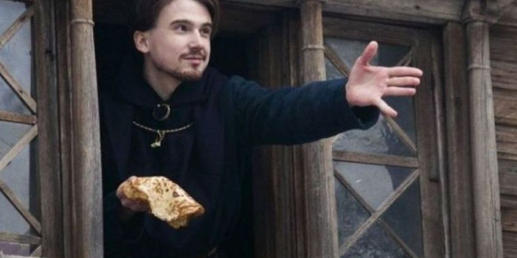 «Блины полетели». В России на Масленицу блины швыряли из окна в толпу