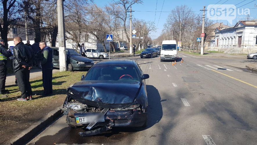 В центре Николаева в тройном ДТП пострадал водитель ВАЗа 8