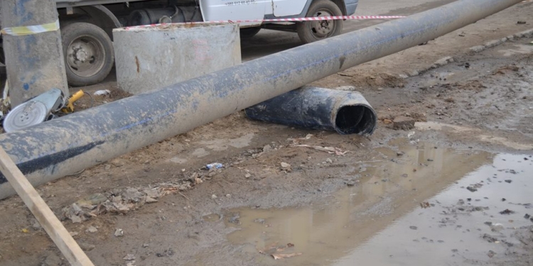 В Николаеве неизвестный автомобиль повредил трубу канализационного коллектора – с вытекающими в буквальном смысле слова последствиями