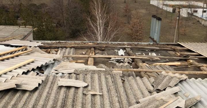 Последствия ураганного ветра на Николаевщине: с крыши школы в Ковалевке сорвало шифер