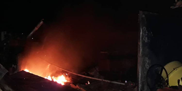 В Новом Буге горела крыша частного дома – спасатели успели вовремя