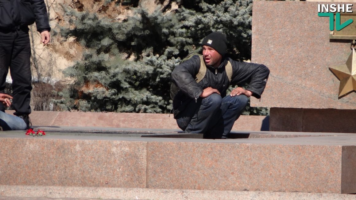 В Николаеве на мемориале «Вечный огонь» спали двое бездомных 3