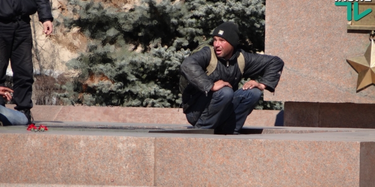 В Николаеве на мемориале «Вечный огонь» спали двое бездомных