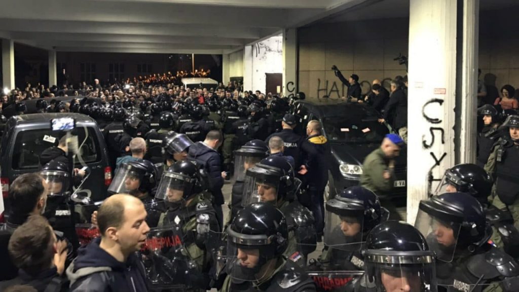 Столицу Сербии трясет: протестующие прорвались через кордоны полиции к резиденции президента 11