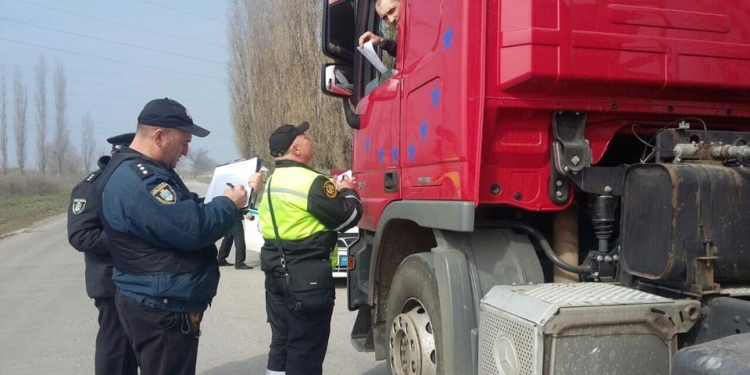 Укртрансбезопасность поймала в Очакове 7 перевозчиков песка без разрешительных документов, да еще и с перегрузом