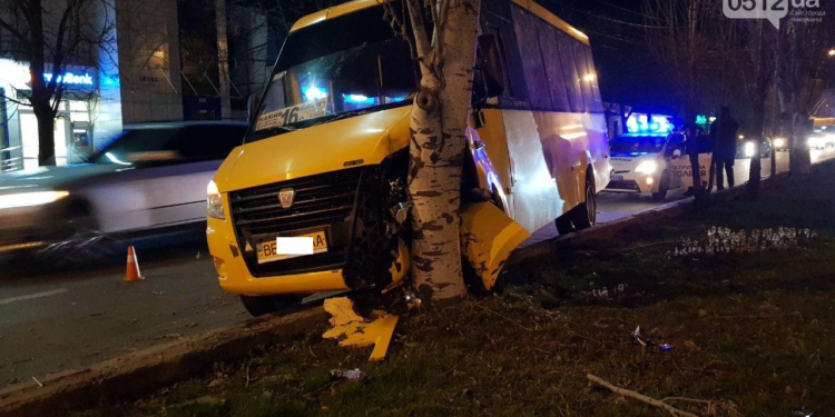 В Николаеве маршрутка врезалась в дерево – водителю стало плохо. Есть пострадавшие